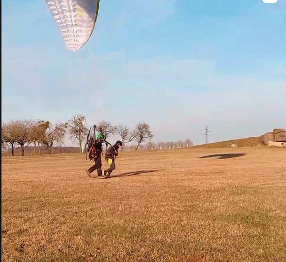 Tandem paramotor landing
